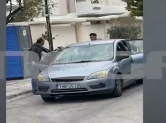 Τραγωδία στη Βούλα: Η στιγμή που ο 28χρονος μεταφέρεται στο νοσοκομείο (Video)