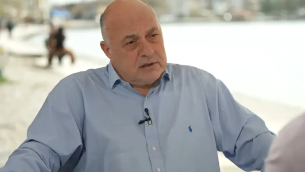 Αχιλλέας Μπeος – «Ανδρισμός δεν είναι εάν θα βοηθήσεις τη γυναίκα σου στο σπίτι, έχω πλύνει πιάτα και έχω σφουγγαρίσει»