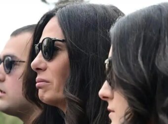 Κηδεία Αλέξη Κούγια: Τα δάκρυα των παιδιών του με την Εύη Βατίδου και η θερμή αγκαλιά έξω από την εκκλησία
