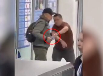 Η στιγμή που 52χρονος ακινητοποιεί άντρα με μαχαίρι στο αεροδρόμιο και σώζει της ζωή της υπαλλήλου που απειλεί