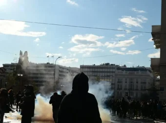Συλλαλητήριο για τα Τέμπη – Για κακούργημα διώκονται οι συλληφθέντες για τα επεισόδια. Στο αυτόφωρο τα μέλη του Ρουβίκωνα