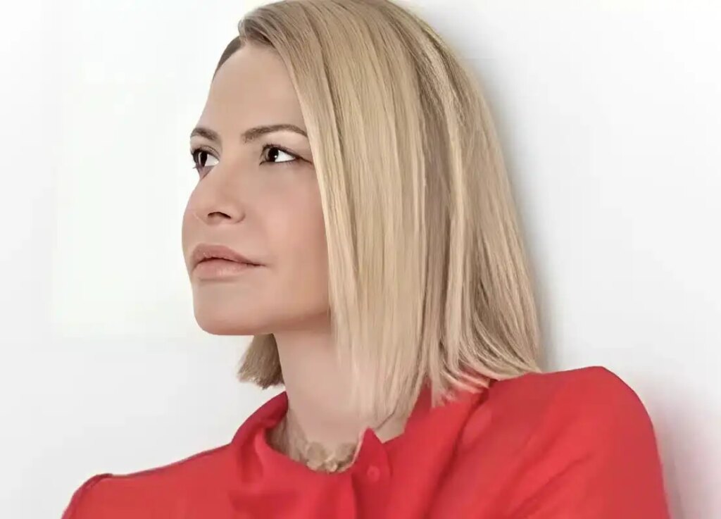 Τζένη Μπαλατσινού: Απόλυτα σικ στην παρέλαση, με μπλε ρουά μίντι φόρεμα