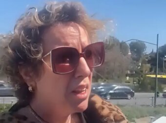«Είμαστε χριστιανοί ορθόδοξοι και δεν ανεχόμαστε τέτοια έργα να προσβάλλουν το πρόσωπο της μητέρας μας, της Παναγίας μας» δηλώνει η σύζυγος του βουλευτή της Νίκης που εισέβαλε στην Εθνική Πινακοθήκη σε έξαλλη κατάσταση