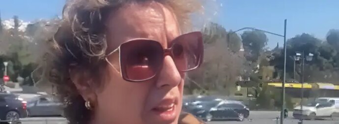 «Είμαστε χριστιανοί ορθόδοξοι και δεν ανεχόμαστε τέτοια έργα να προσβάλλουν το πρόσωπο της μητέρας μας, της Παναγίας μας» δηλώνει η σύζυγος του βουλευτή της Νίκης που εισέβαλε στην Εθνική Πινακοθήκη σε έξαλλη κατάσταση