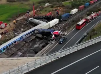 Συγκλονίζουν οι μαρτυρίες των επιζώντων στα Τέμπη – «Ένιωσα την πλάτη μου βρεγμένη, ήταν αίμα, κοκκίνισε όλο το χέρι μου»