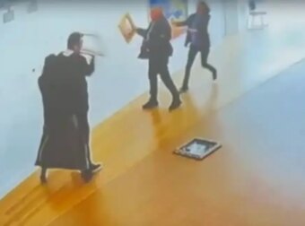 Χαμός με το βίντεο του βουλευτή της Νίκης που τα κάνει γυαλιά-καρφιά μέσα στην Εθνική Πινακοθήκη