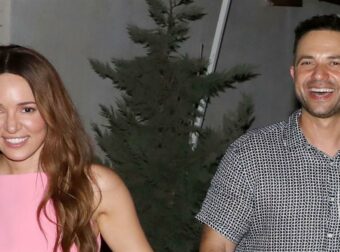 Καλομοίρα: Η φωτογραφία με τον σύζυγό της και τα παιδιά τους στο σαλόνι του σπιτιού τους
