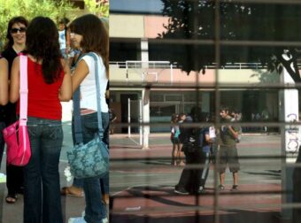 Έρχονται αλλαγές στην ενδυμασία στα σχολεία: Παρελθόν τα κολάν, τα βαμμένα νύχια και τα σκισμένα τζιν