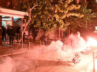 Επεισοδιακή νύχτα στα Εξάρχεια: Μολότοφ και πετροπόλεμος με καμένα αυτοκίνητα και πάνω από 70 προσαγωγές