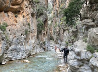 Χανιά: Επιχείρηση διάσωσης στο φαράγγι Σαμαριάς – Ολλανδός τουρίστας έπεσε από ύψος 25 μέτρων