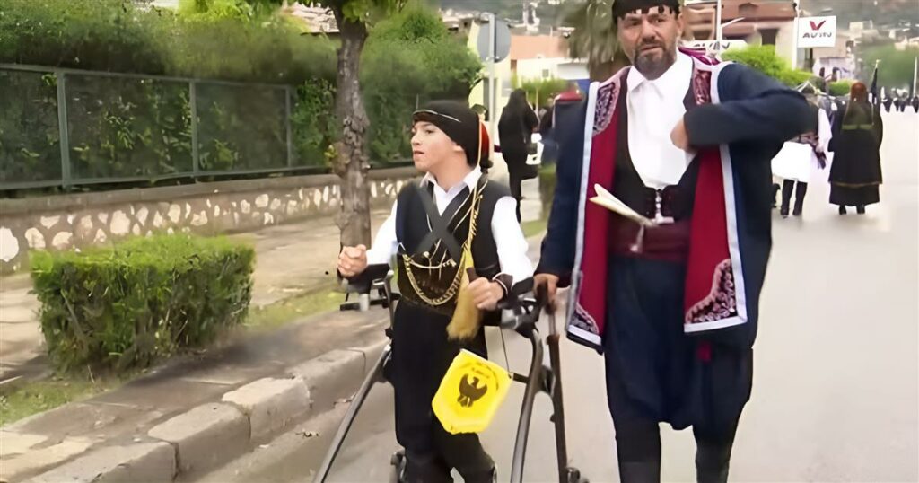 Ο μικρός Γιάννης Παπαστεφανάκης στάθηκε για πρώτη φορά όρθιος και συμμετείχε σε παρέλαση στην Άμφισσα