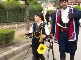 Ο μικρός Γιάννης Παπαστεφανάκης στάθηκε για πρώτη φορά όρθιος και συμμετείχε σε παρέλαση στην Άμφισσα
