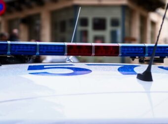 Σοκ στη Λευκάδα: Στην φυλακή 50χρονος που χτυπούσε τη σύζυγό του ενώ κρατούσε το 5 μηνών μωρό τους