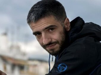 ΛΕΞ: Ο ποιητής των στίχων που αφουγκράζεται το σήμερα και τραγουδάει τις ιστορίες που θες να ακούσεις