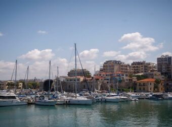 Θρήνος στο Ηράκλειο: Οδηγός έχασε τη ζωή του όταν το αυτοκίνητό του βυθίστηκε στο λιμάνι