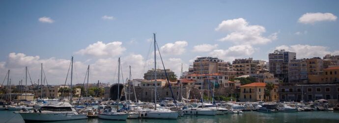 Θρήνος στο Ηράκλειο: Οδηγός έχασε τη ζωή του όταν το αυτοκίνητό του βυθίστηκε στο λιμάνι