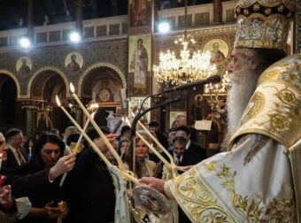 Μεγάλο Σάββατο: Η Ανάσταση του Χριστού – Ο λόγος που γιορτάζεται μεσάνυχτα, οι συμβολισμοί και τα έθιμα σε όλη την Ελλάδα