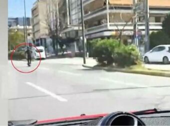 Απίστευτο: Ηλεκτρικό πατίνι «σπάει» τα 100 χλμ./ώρα στη Συγγρού – Προσπερνάει τα αυτοκίνητα με ιλιγγιώδη ταχύτητα