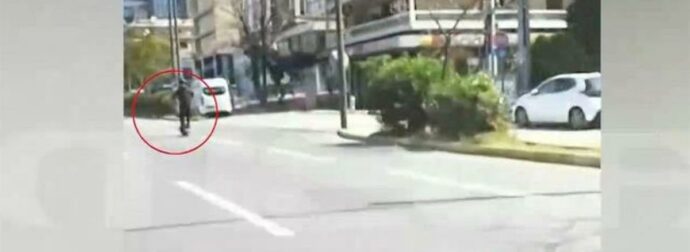 Απίστευτο: Ηλεκτρικό πατίνι «σπάει» τα 100 χλμ./ώρα στη Συγγρού – Προσπερνάει τα αυτοκίνητα με ιλιγγιώδη ταχύτητα