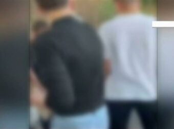 Πατέρας και γιος χτύπησαν με καμουτσίκι και ρόπαλο ανήλικους που έπαιζαν μπάλα