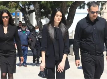 Χρίστος & Μάιρα Κούγια: Αγκαλιά με τη μητέρα τους, Εύη Βατίδου, στο μνημόσυνο του Αλέξη Κούγια