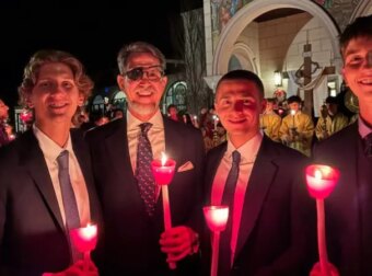 Παύλος Ντε Γκρες: Οι ευχές και η σπάνια φωτογραφία με τους γιους του από το βράδυ της Ανάστασης σε ορθόδοξη εκκλησία της Αμερικής