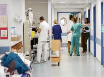 Θρήνος για τον 57χρονο τραυματιοφορέα: Πέθανε στο νοσοκομείο δουλεύοντας σε αντίξοες συνθήκες