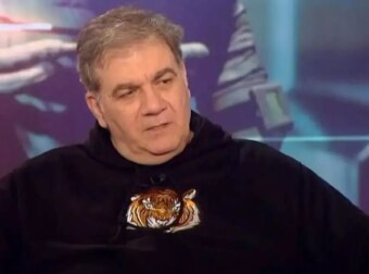 Δημήτρης Σταρόβας: «Δεν έχω φωνή σχεδόν, αλλά δεν μου πήγαινε η καρδιά να μην σας ευχηθώ για τις ημέρες του Πάσχα»