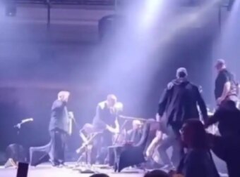 Η στιγμή που πασίγνωστος τραγουδιστής καταρρέει πάνω στη σκηνή – «Πάγωσαν» οι θεατές (video)