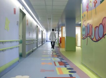 Σκηνικό ντροπής στα παιδιατρικά νοσοκομεία της Αττικής: 40 κακοποιnμένα παιδιά βρίσκονται «παρκαρισμένα»