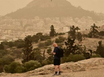 Η αφρικανική σκονή «κατάπιε» το λεκανοπέδιο: Απόκοσμες εικόνες από την Αθήνα