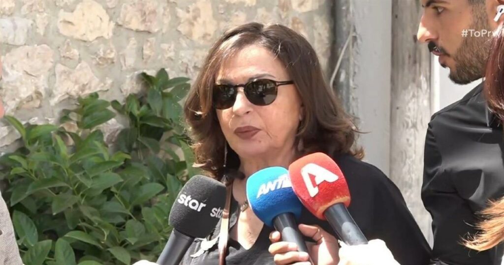 Αχιλλέας Θεοφίλου: Φορτισμένοι συναισθηματικά στην κηδεία του Χάρις Αλεξίου και Μάνος Θεοφίλου – «Ήμασταν οικογένεια έως το τέλος»