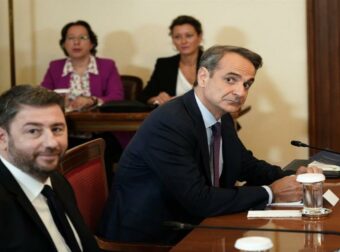 Μαξίμου: Αιχμές μετά το πόρισμα του ΕΜΠ για τα Τέμπη: Στο «στόχαστρο» η αντιπολίτευση και οι θεωρίες για «παράνομο φορτίο»