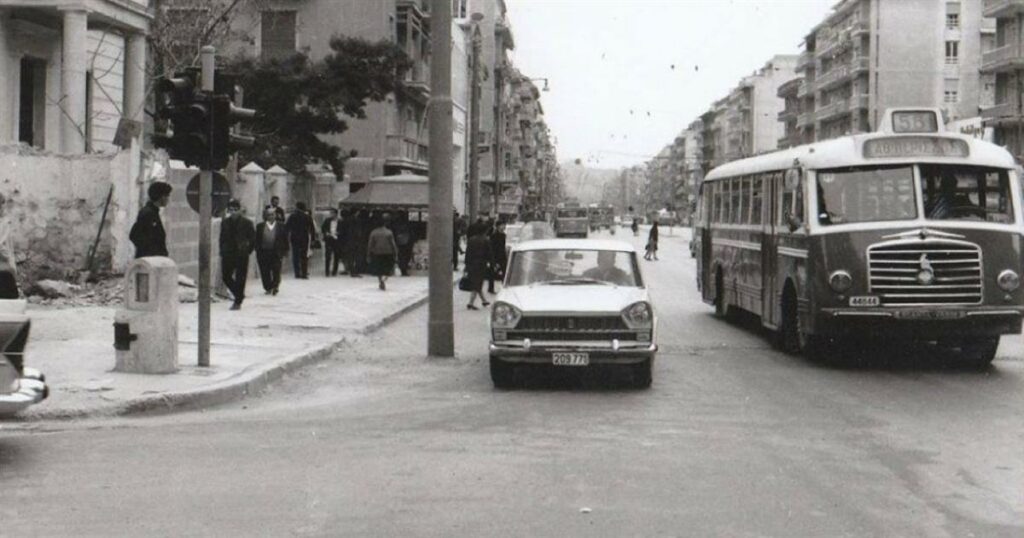 Κουίζ για την παλιά Αθήνα: Σαν από άλμπουμ βλαγμένη αυτή η φωτογραφία – Αναγνωρίζετε την οδό;