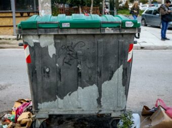 Σοκ στη Θεσσαλονίκη: Νεκρό εντοπίστηκε βρέφος σε κάδο απορριμμάτων