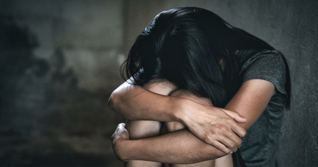 Φρίκη για 15χρονη στην Πάτρα: Ο νονός της τη μαστίγωνε και την γρονθοκοπούσε – «Φοβάται ότι θα την βρει και θα τη σκοτώσει»