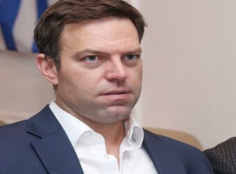 Στέφανος Κασσελάκης: Ένοχος για παράβαση του νόμου περί πόθεν έσχες – 30 μήνες φυλακή με αναστολή και πρόστιμο 50.000 ευρώ