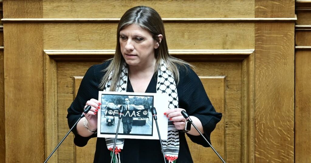 Η Ζωή Κωνσταντοπούλου πήγε με παλαιστινιακή μαντίλα  και φωτογραφία του Λαμπράκη στη Βουλή