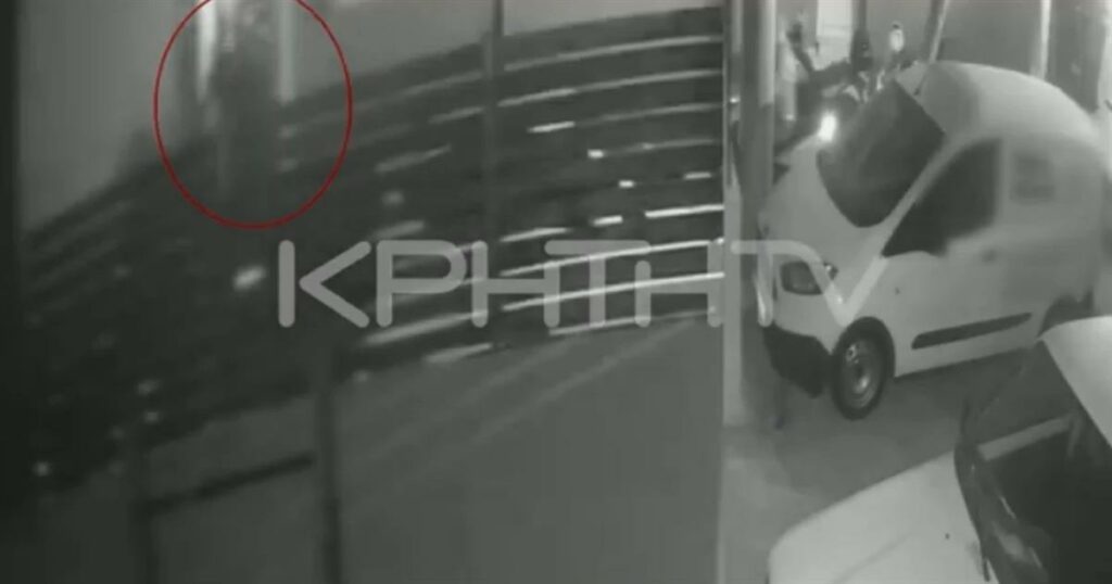 Ηράκλειο: Καρέ-καρέ η στιγμή που η μητέρα εγκαταλείπει το νεογέννητο παιδί της σε κάδο απορριμμάτων