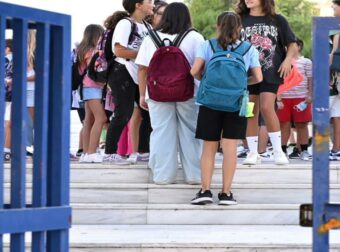 Διευθύντρια σχολείου κατηγορείται για «ψυχολογικό εκβιασμό στους μαθητές» – Τους αποκαλεί «χωριάτες» & τους βάζει να γονατίζουν για να ζητήσουν συγγνώμη