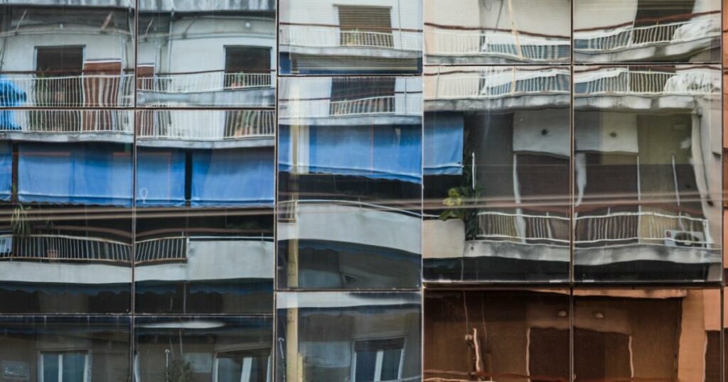 Ο τραγικός θάνατος της 7χρονης στην Καλλιθέα ανέδειξε το πρόβλημα: Άθλια η κατάσταση σε πολλά κτίρια με τις τζαμαρίες