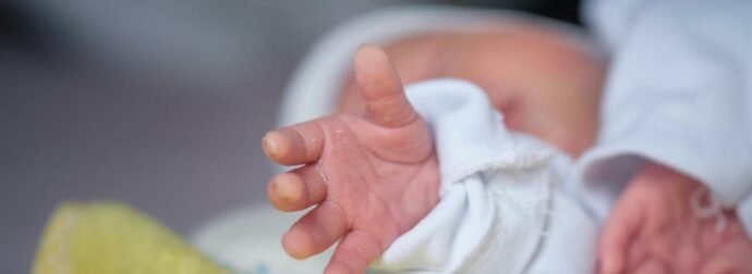 Βρέφος εντοπίστηκε σε μαύρη σακούλα δίπλα σε κάδο απορριμμάτων στον Άλιμο