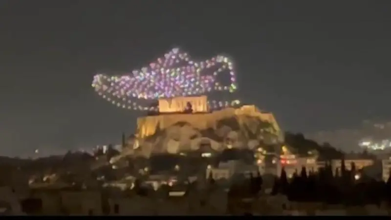 Ακρόπολη: Τι απαντά η Adidas για το show με τα drones – Μήνυση από το υπουργείο Πολιτισμού