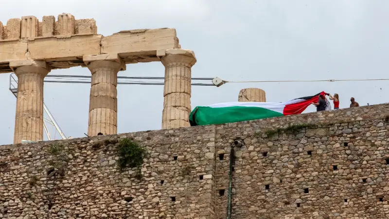 Προσήχθησαν 15 μέλη της Νέας Αριστεράς που ύψωσαν παλαιστινιακή σημαία στην Ακρόπολη