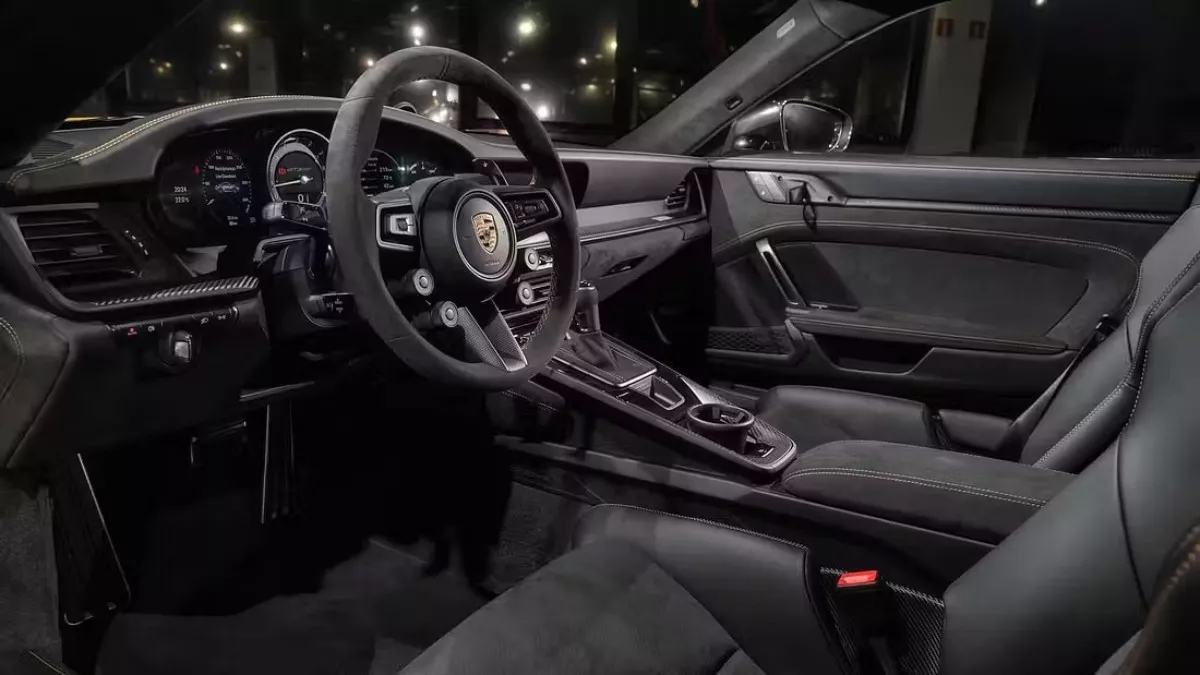 Όλοι απορούσαν τίνος είναι αυτή η λευκή Porsche των 320.000 ευρώ μόλις είδαν ποιος πάμπλουτος πασίγνωστος Έλληνας την οδηγάει…
