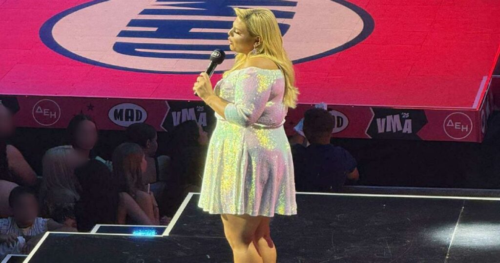 MAD VMA 2025: Η Δανάη Μπάρκα με λαμπερό total white – Έδωσε βραβείο στην πιο αναπάντεχη συνεργασία της χρονιάς