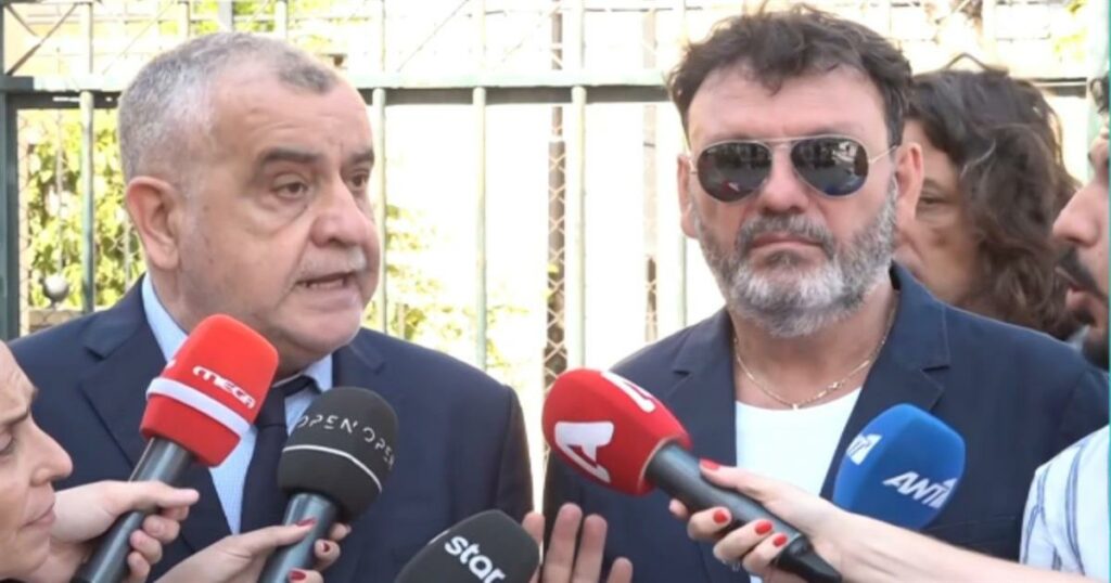 Αγγελόπουλος: Οι πρώτες δηλώσεις μετά την αναβολή στη δίκη – «Ο γιος μου κατέθεσε ότι χτύπησε στο ντουλάπι η πρώην γυναίκα μου»