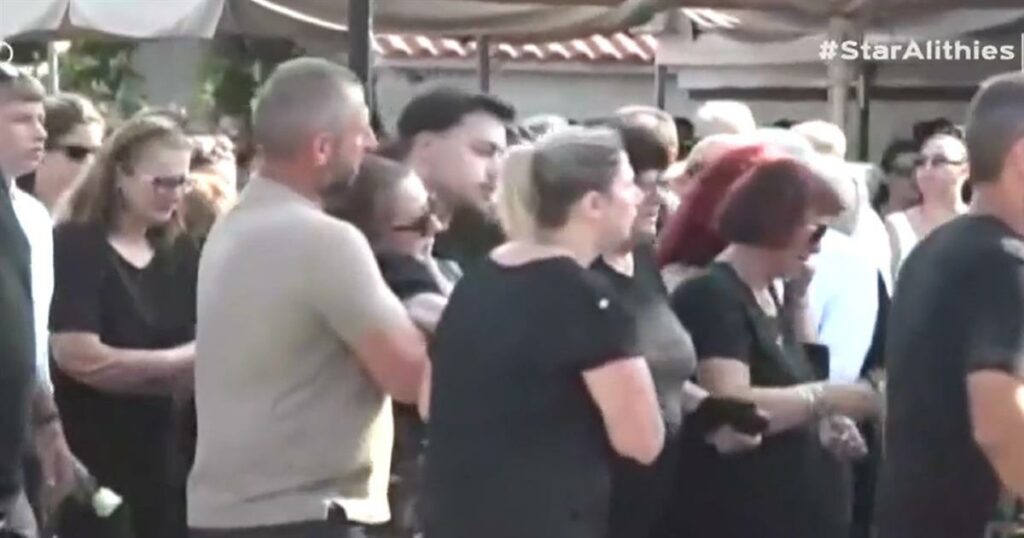 Άρτα: Κατέρρευσε η μητέρα του 14χρονου Σπύρου – Με λευκά ρούχα και τριαντάφυλλο στο χέρι οι συμμαθητές του