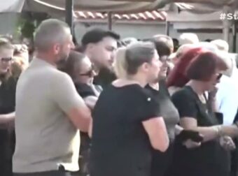 Άρτα: Κατέρρευσε η μητέρα του 14χρονου Σπύρου – Με λευκά ρούχα και τριαντάφυλλο στο χέρι οι συμμαθητές του