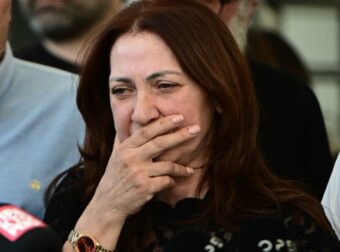Συγκίνηση στη δίκη για το Μάτι: Οι συγγενείς φώναζαν ρυθμικά «Λιότσιος», την ώρα που περνούσαν τις χειροπέδες στον Ματθαιόπουλο